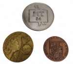 Três medalhas comemorativas em metal, sendo uma do Guia Aeronáutico, personalizada em nome de Julio Cineli; uma medalha comemorativa Cristóbal Colón; e uma medalha do Congreso Skal del Descubrimiento - Málaga 1992. Medidas: 6 cm, 5 cm e 4 cm.