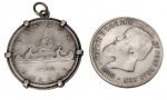 Duas antigas moedas em prata, sendo uma moeda do Canadá - Dollar 1966, montada em suporte para pingente, e uma moeda do Brasil - 2.000 Réis, 1889, com efígie de D. Pedro II. Peso total: 47,5 gramas.