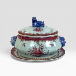 Cia das Indias. Sopeira com tampa e présentoir (travessa de apoio) em porcelana chinesa de exportaçã