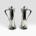 Par de jarras (clarets / jarras de vinho) em metal prateado, marca WMF, no estilo Jugendstil/Art Nou