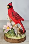 Linda estatueta colecionável  em biscuit representado pássaro Cardinal, cor vermelho. Mede: 13x9