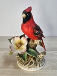 Linda estatueta colecionável  em biscuit representado pássaro Cardinal, cor vermelho. Mede: 14,5x10. 