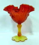 Belíssima cremeira em vidro antigo ricamente moldada em temas florais e abas onduladas. Mede 16 cm.