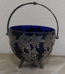 Pequeno vasinho ingles vidro antigo cobalto com suporte em metal banhado a prata - EPNS . Mede : 12 x 17 cm