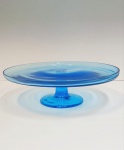 Boleira em vidro grosso  azul  e bordas suaves. Mede: 32 cm