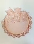 Lindo suporte de mesa em vidro com 3 gatinhos, e bordas onduladas. Mede: 20x20. (suporte não incluso)