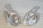 Par de enfeites no formato de passarinhos em vidro transparente, medem 3x8 cm. 