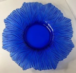 Lindo centro de mesa em vidro azul, no formato de flor, com detalhes em relevo. mede aproximadamente:30x4cm