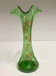 Lindo vaso em vidro verde antigo com borda ondulada e detalhes florais em dourado. Mede 7 x 8,5 cm.