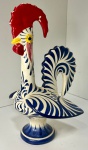 Lindo e antigo galo de porcelana branca com detalhes em azul, possui craquelado antigo. Parte da pintura desgastada conforme foto. Sem marca. Mede: 25x15x15cm