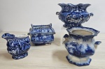 Kit com 4 peças  antigas  de decoração em porcelana azul borrão .Todos diferentes(peças que precisam de restauro, com bicados, quebradas e faltando peças ), medem 11,55 x 11 - 13 x 14 - 13x18 - 14x13.