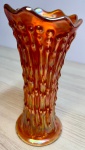 Linda jarra em vidro Carnival Glass padrão fogo ricamente ornamentada . mede 19 cm. 