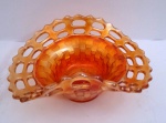 Pequena cumbuca em vidro antigo carnival glass - padrão fogo furta cor - Bordas vasadas - Possui uma trinca interna. Mede: 7 x10 x15 cm