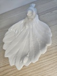 Linda saboneteira em porcelana chinesa no formato de folha com pássaro. Marca GRACE. Mede: 8x18