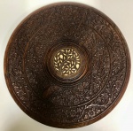 Lindíssima possível tampa de mesinha redonda em madeira ricamente entalhada com detalhes florais em metal dourado. . Mede:  39 cm.