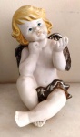 Lindo  Anjo em biscuit pintado . Mede: 21x18 cm.