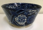 Antiga Tigela  azul em  porcelana padrão borrão  com tema floral com restauro e pequeno defeito interno. Mede 8 x 16 cm.