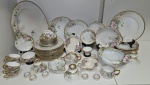 Maravilhoso jogo de jantar em porcelana pintada á mão , com assinatura. Detalhes florais e dourado. Possui 1 travessa oval 4x40 - 6 pratos rasos 2,5x25,5 - 12 pratos de sobremesa 2x22 - 6 pratinhos de bolo 2,5 x 16 - 2 xícaras de chá 5x9,5 - 2 pires de chá 2x14,5 - 7 xícaras de café 4,5x7,5 - 8 pires de café 2x12,5 - 3 castiçais 7,5z11 - 10 mini manteigueiras 2,5x4 - 1 clarinete sem base 5x16 - 1 leiteira 5,5x 8 - 1 saladeira com pezinho 10x21 - 1 açucareiro 8x11 e 1 clarinete com suporte de modelo e assinatura diferente das outras peças medem 4,5x15 e base 3x17.