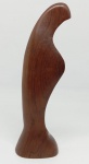 Escultura abstrata em madeira, 20 cm de altura, de formato orgânico e linhas curvas, com acabamento em tonalidade marrom. Peça decorativa, não assinada, com pequena avaria.