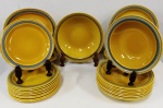 Lindo Jogo de jantar em porcelana PORTO FERREIRA contendo 29 peças  sendo 8 pratos fundos ( 21 cm) - 7 pratos rasos ( 24 cm) -1 com pequeno bicado - 3 travessas ovais ( 26,26e 23 cm ) - 1 bowls (25 cm ) - 10 pratos de sobremesa ( 21 cm )  (J)