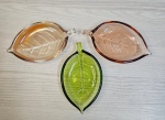 Belo Trio de saboneteira em vidro em formato de folhas em  cores diferentes, medem 2x15 cm.
