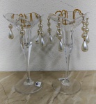 Porta velas de mesa em vidro antigo ornamentado com pendentes . Mede: 20 cm