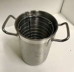 Bela panela a vapor para espargos, fabricada em aço inoxidável, com um cesto de arame cromado removível, marca Wegmans. Mede: 21x15.