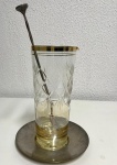 Grande misturador de bebidas em vidro com detalhes em dourado, acompanhando base em metal  e colher. Mede o copo  20 x 9 colher : 25,5 e base 1 x 15,5 cm.