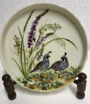 Lindo prato em porcelana na cor creme, com lindos pássaros da marca - Toyo California Quail. Mede: 3,5 x 19 cm. Suporte não esta incluído.