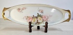 Linda bandeja oval em porcelana com detalhes de rosas e em dourado. Marca TILLOWLTZ. Mede: 3x39. 