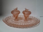 Lindo Trio de travessa com 2 pequenas compoteiras em vidro antigo rosa com pássaro na tampa. Mede a travessa: 2,5 x 29 e compoteiras: 11 x 7 cm.