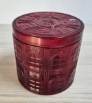 Lindo pote para velas em vidro redondo na cor vermelho com detalhes em formatos de janelas, mede 10x11.
