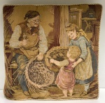 Linda almofada, com bordado de cenário de pessoas. Mede: 23 x 23 cm.