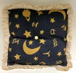 Bela almofada na cor azul, com estampa de estrelas, lua e sol, com franjinha. Mede: 27 x 27 cm.