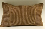 Linda almofada vintage na cor dourada. Mede: 29 x 48 cm.