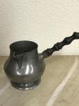 Antiga guampa em estanho  ricamente trabalhada em detalhes.Mede: 12 cm