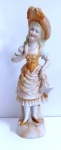 Belíssima Escultura em biscuit europeu representando dama em traje de passeio . Com rica policromia e detalhes em ouro . Mede: 30 cm