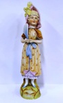 Escultura em biscuit europeu representando uma mulher em traje de passeio  com rica policromia . Mínimos bicados na base.Mede: 35  cm-p383