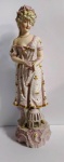 Belíssima Escultura em biscuit europeu representando dama com passarinho. Com rica policromia e detalhes em ouro . Mede: 43cm