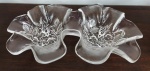 Dupla Petisquiera em CRISTAL em formato de flores interligadas . Mede: 28x17x7 cm