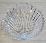 Lindo centro de mesa em cristal, com formato lembrando concha, mede 6x18.