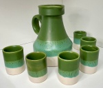 Lindo conjunto de jarra (18x18cm) e seis pequenos copos (7x5cm) em cerâmica, em tons de verde. (Sem marca).