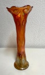 Antiga Jarra floreira  em vidro Carnival Glass com bordas onduladas  , ricamente moldada com ondulações ovais   no padrão fogo .  Mede: 31 x 11 cm.