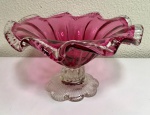 Pequena fruteira de centro de mesa em vidro murano ricamente moldada com abas onduladas. Mede: 12 x 23 cm