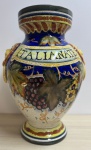 Magnífico vaso italiano em porcelana pintado a mão com temas frutíferas, mede 35x48 cm.