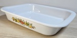 Lindo pirex em porcelana branca com legumes. Vai no micro-ondas. Sem marca, mede 7x37.