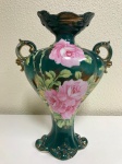 Lindo vaso em porcelana na cor verde com belo acabamento e pintura floral. Mede: 25 x 17 cm.