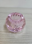 Lindo porta vela em cristal rosa com linda lapidação. Mede: 6,5x 8 cm.