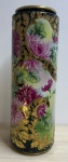 Magnífico vaso pintado manualmente em temas florais com detalhes em ouro, mede 13x40.