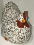 Antiga e rara galinha grande feita em porcelana. Mede: 26x30.